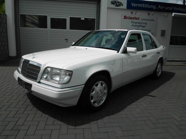 Mercedes-Benz E 200  2. HAND, ERST 63.000 km