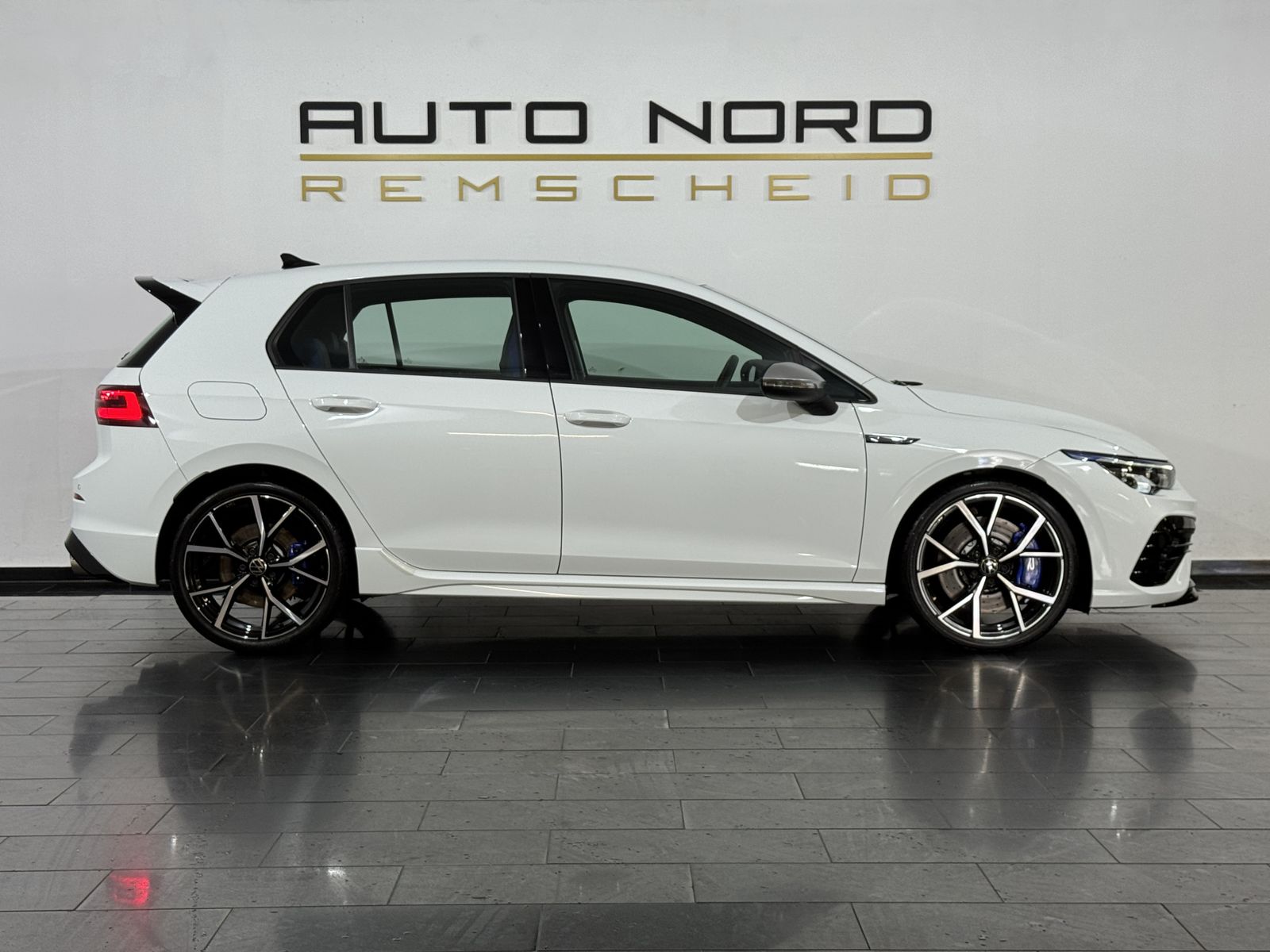Volkswagen Golf VIII R 4M. Perf.Paket Akra Matrix Estoril foto 5
