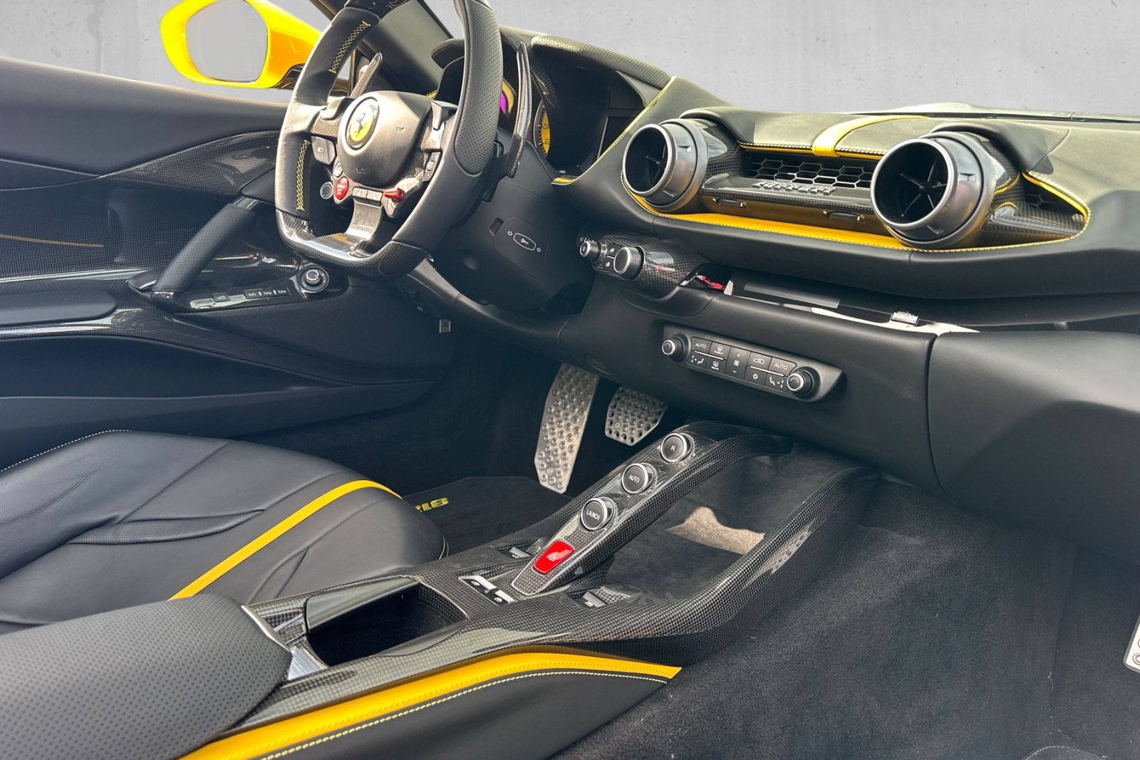 Fahrzeugabbildung Ferrari 812 GTS*Full Carbon*Lift*Painted Stripes*JBL