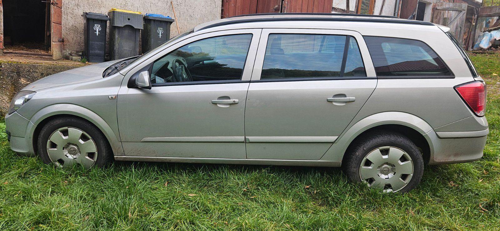 Opel Astra 2006 — rear view