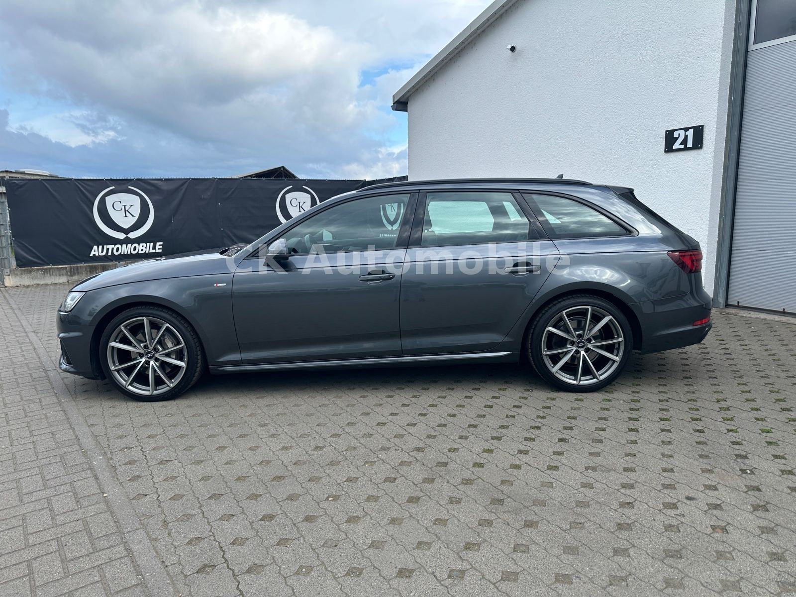 Fahrzeugabbildung Audi A4 Avant 40 TDI Quattro S-Line/Navi/LED/ACC
