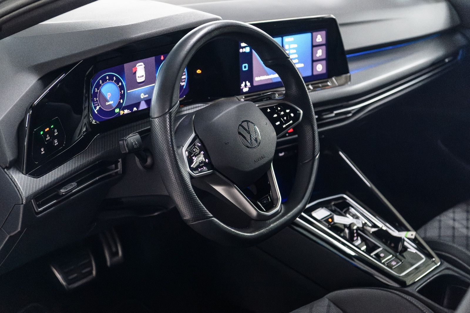 Fahrzeugabbildung Volkswagen Golf VIII R-Line 1.5 eTSI LED+KAMERA+APP+SHZ