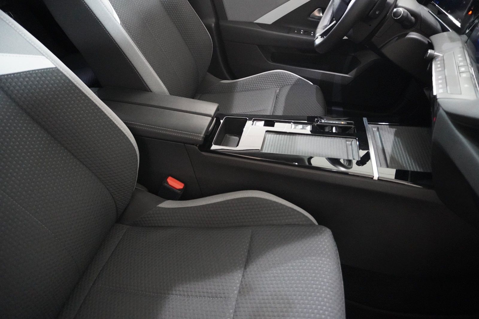 Fahrzeugabbildung Opel Astra L Lim. 1.6 HYBRID EDITION NAVI/KAMERA/AHK