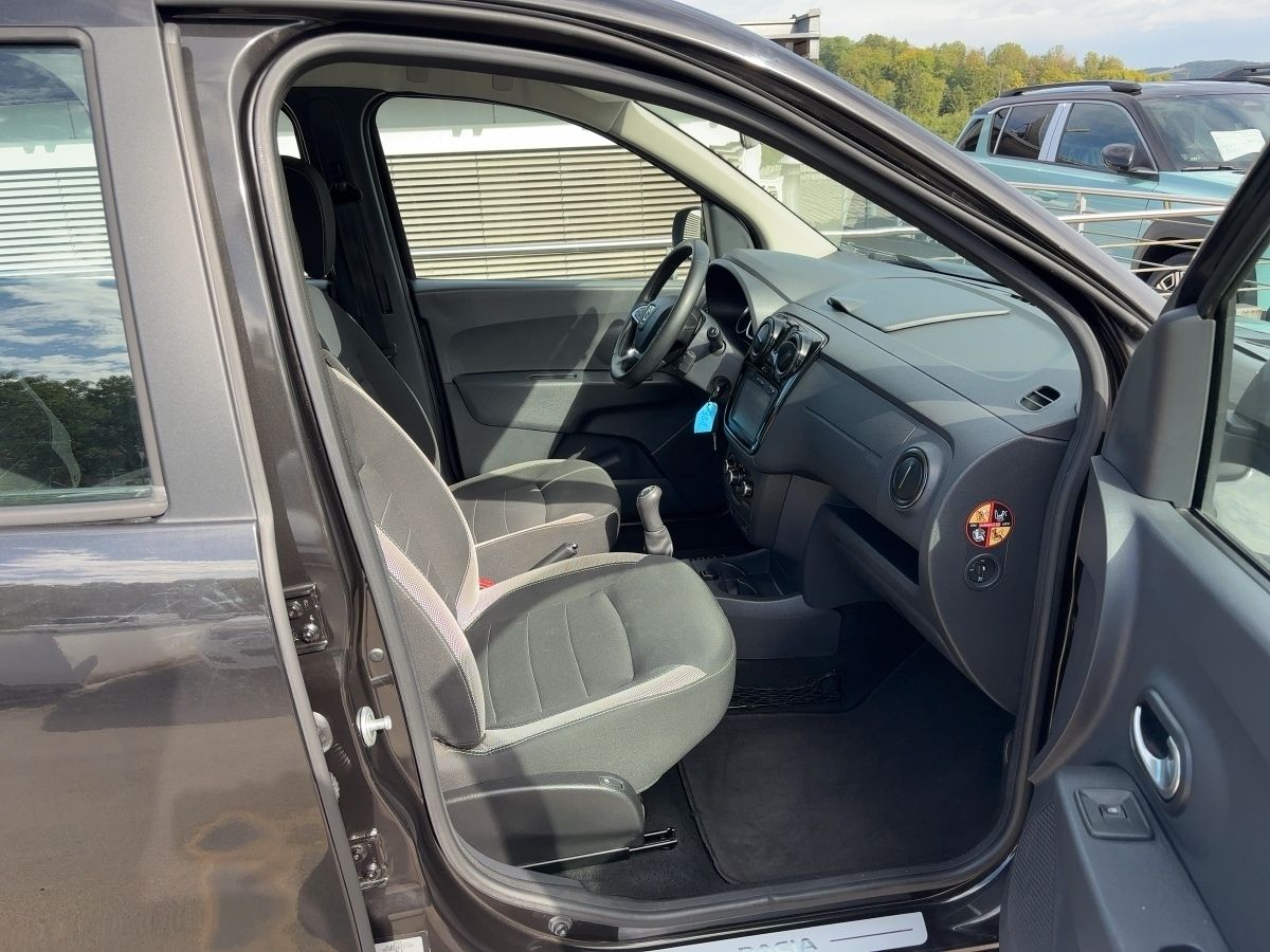Fahrzeugabbildung Dacia Lodgy Stepway SCe 100 7-Sitzer - mit KI generiert/bearbeitet