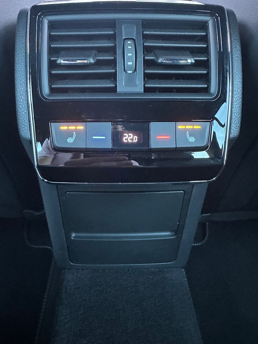 Fahrzeugabbildung SKODA Superb Combi 2.0 TDI DSG Sportline NAV+LED+AHK