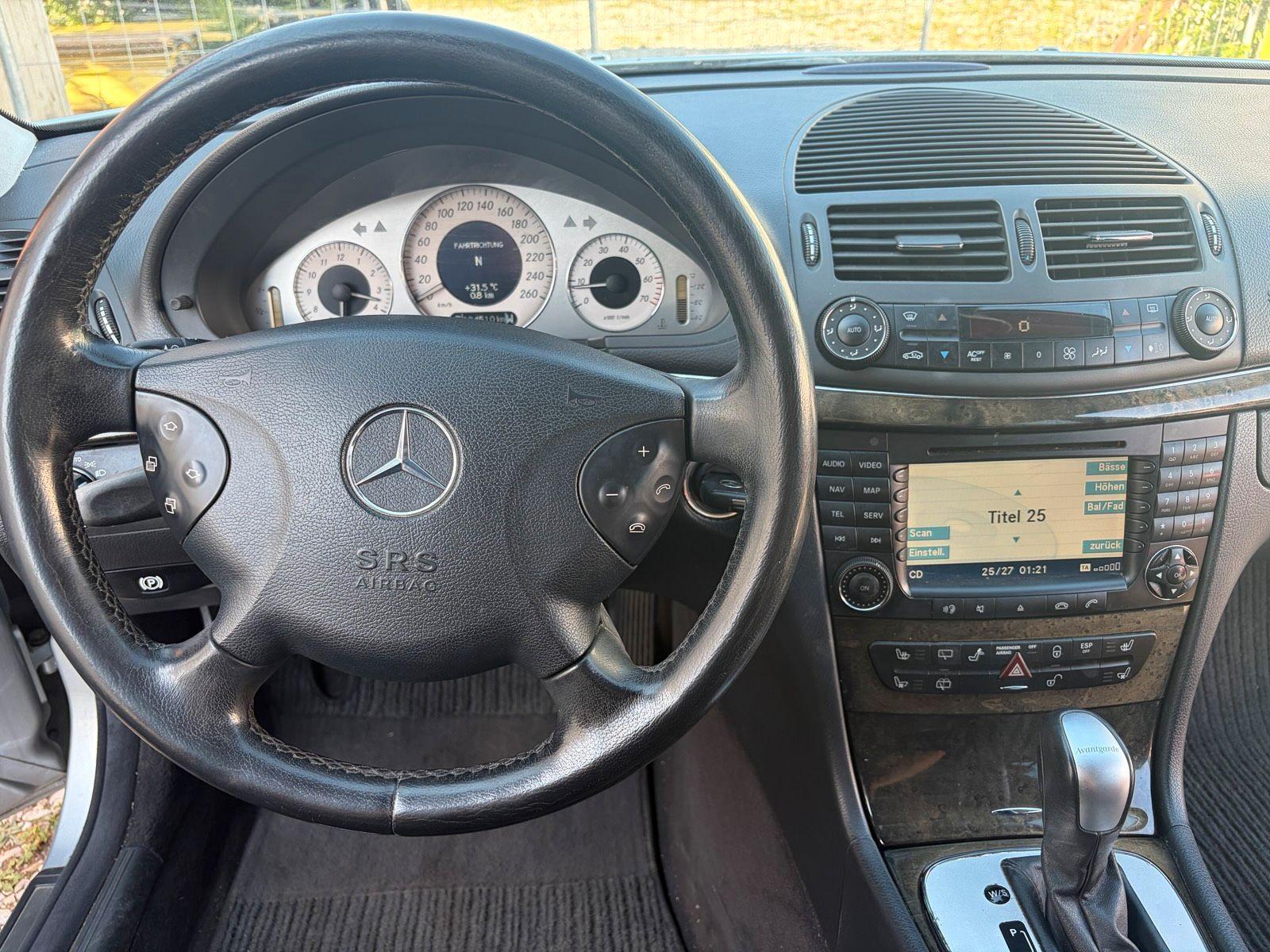 Mercedes-Benz E320 2004 — photo 13