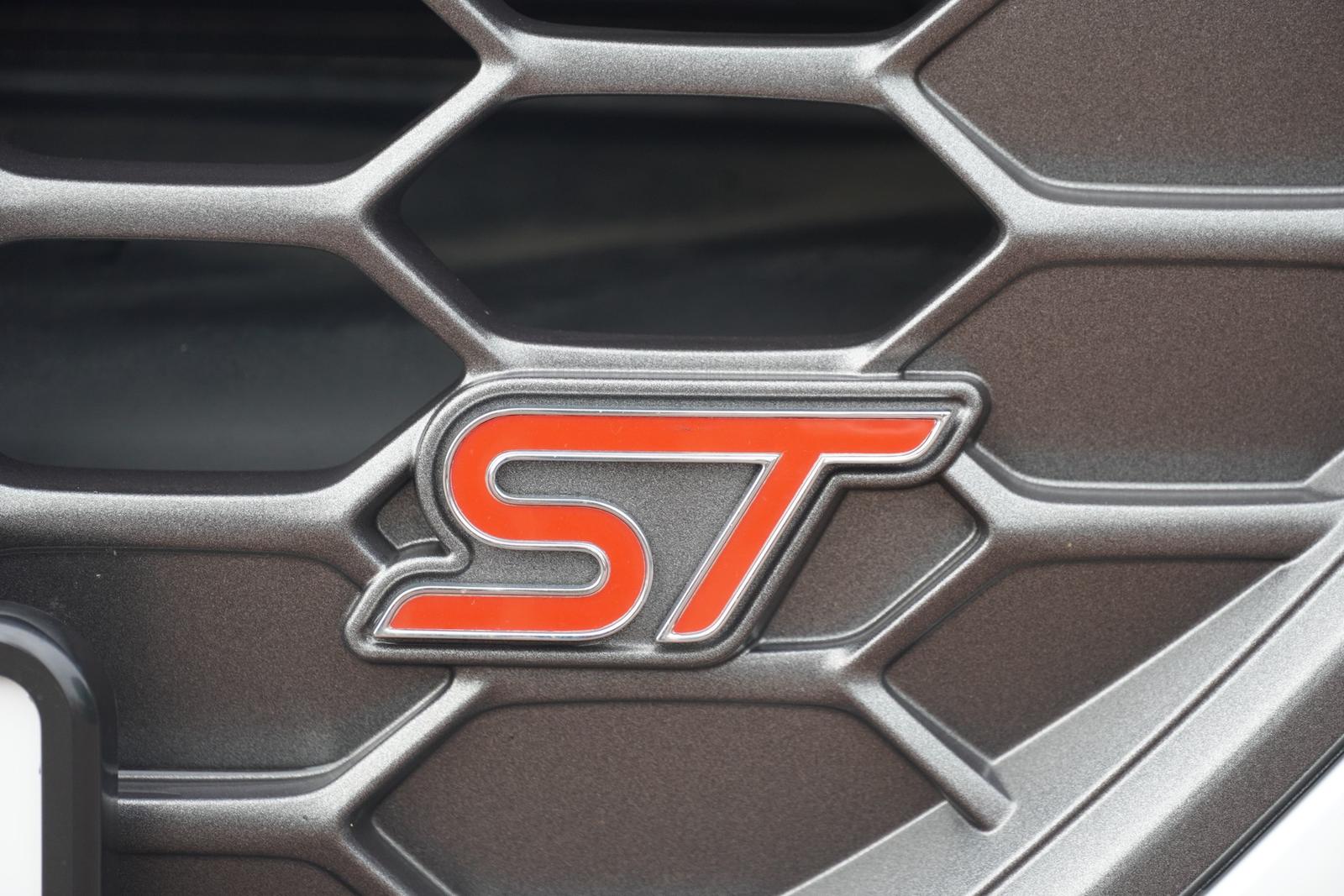 Ford Focus Turnier 2.3 EcoBoost ST LED Navi DAB PDC