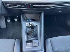 Fahrzeugabbildung Volkswagen Golf VIII Variant Life 2,0 TDI Navi Sitzh ACC