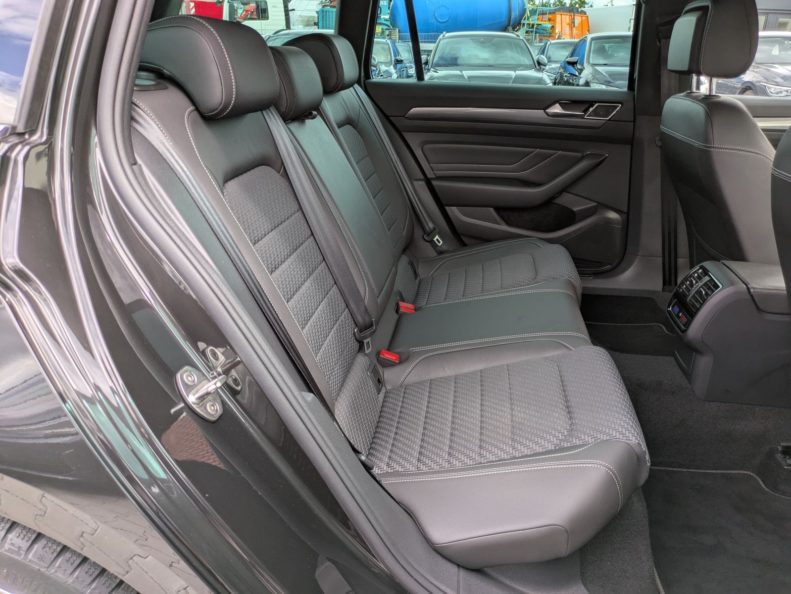 Fahrzeugabbildung Volkswagen Passat 2.0 TDI 2x R-Line MATRIX*KAMERA*ACC*NAVI
