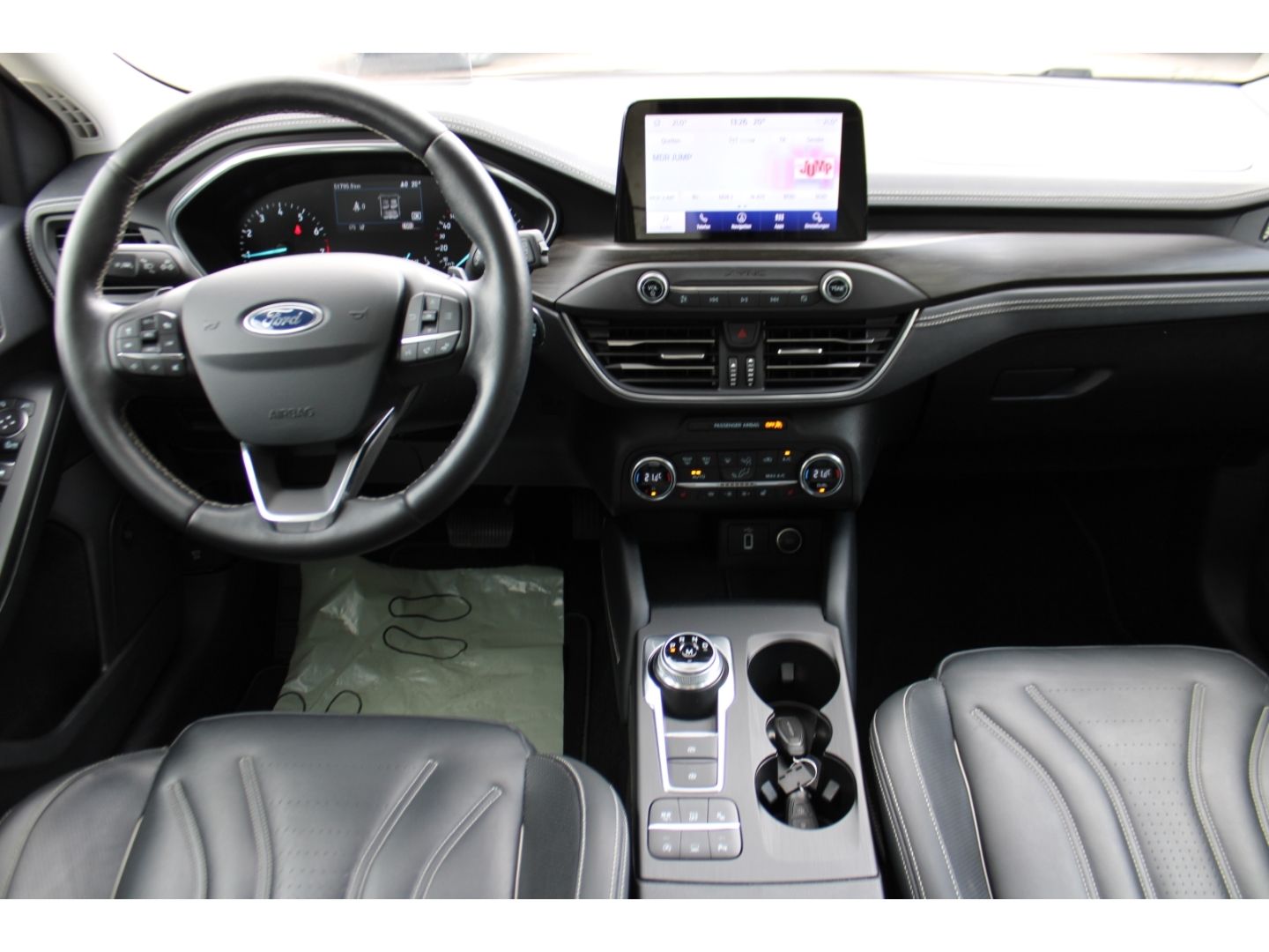 Fahrzeugabbildung Ford Focus Turnier Vignale ACC LED TWA Pano AHK RFK W
