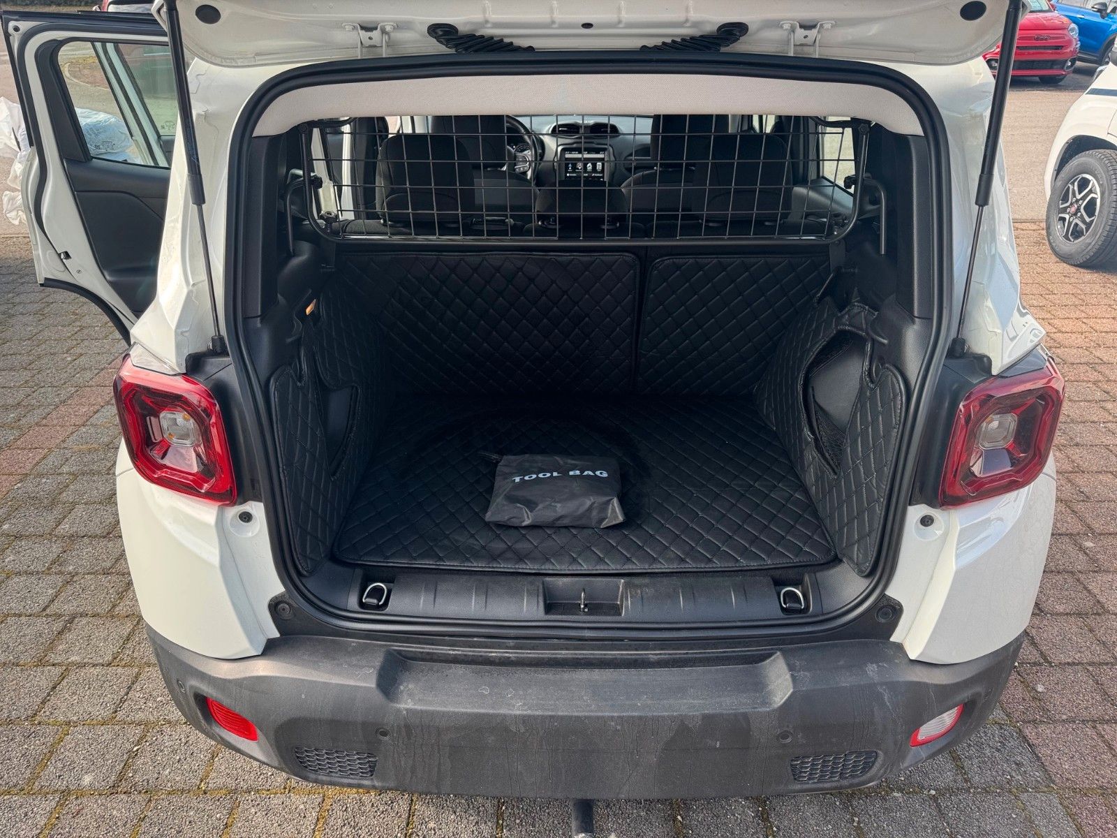Fahrzeugabbildung Jeep Renegade Limited 120 PS Navi LED AHK Dachträger
