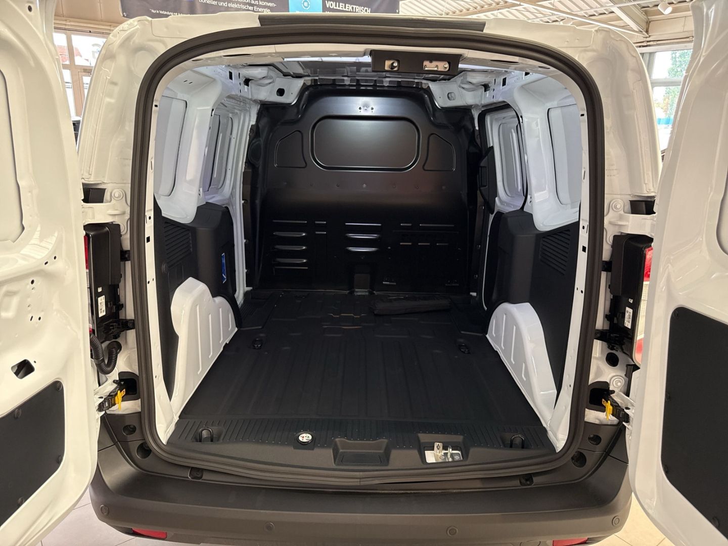 Fahrzeugabbildung Ford Transit Courier Trend Apple CarPlay Android Auto