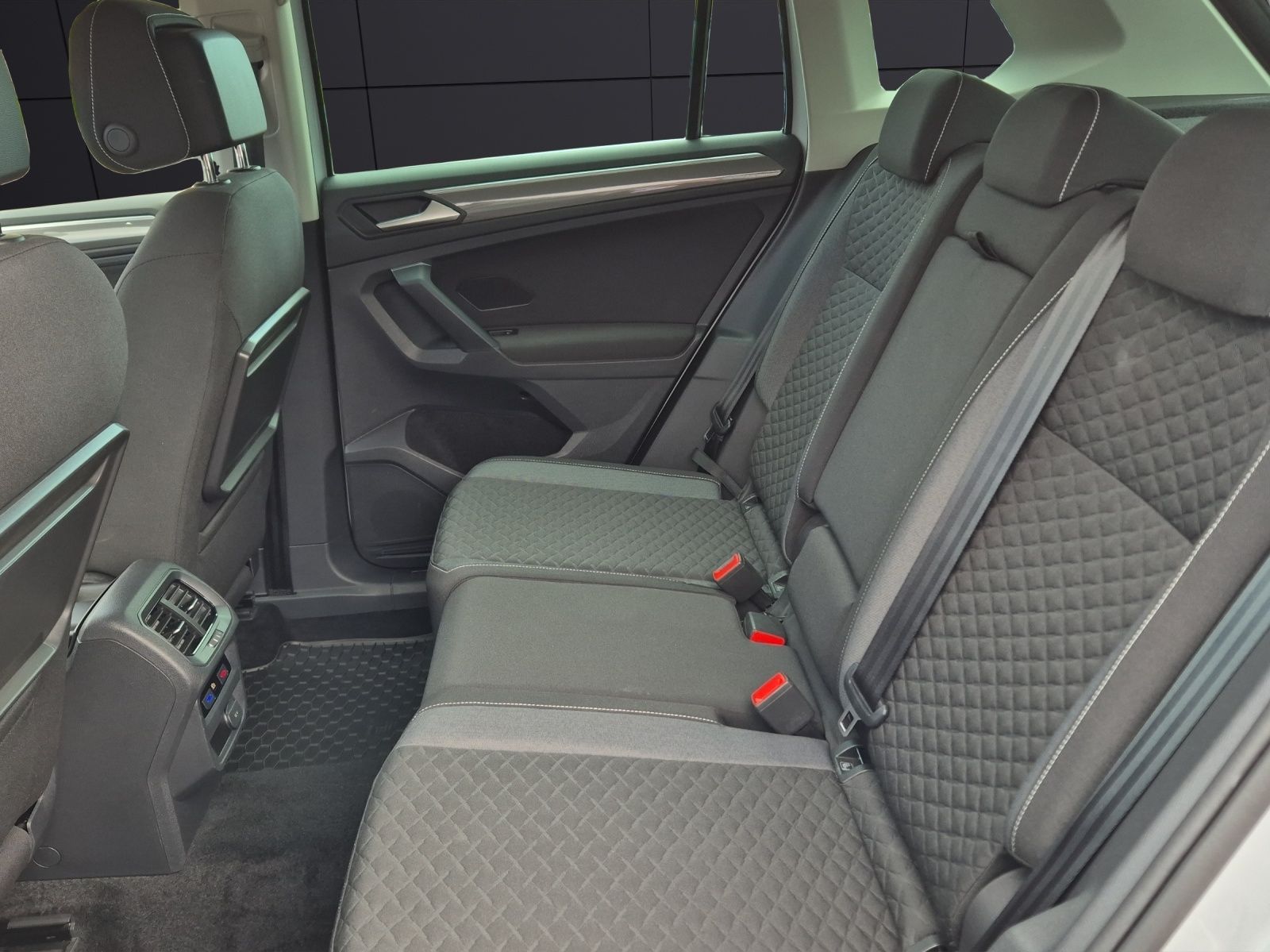 Fahrzeugabbildung Volkswagen Tiguan 2.0 TDI DSG R-Line AHK LED HuD Navi ACC