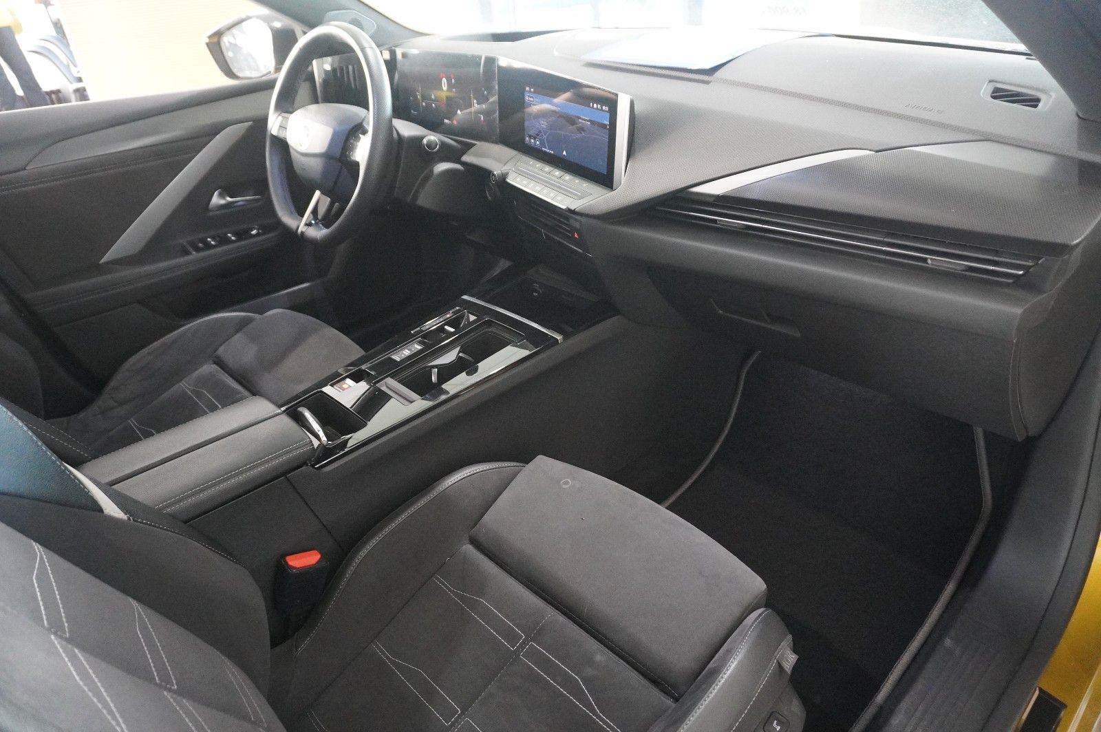 Fahrzeugabbildung Opel Astra L Lim. 1.2T ULTIMATE NAVI/LED/360°/PANO/SH