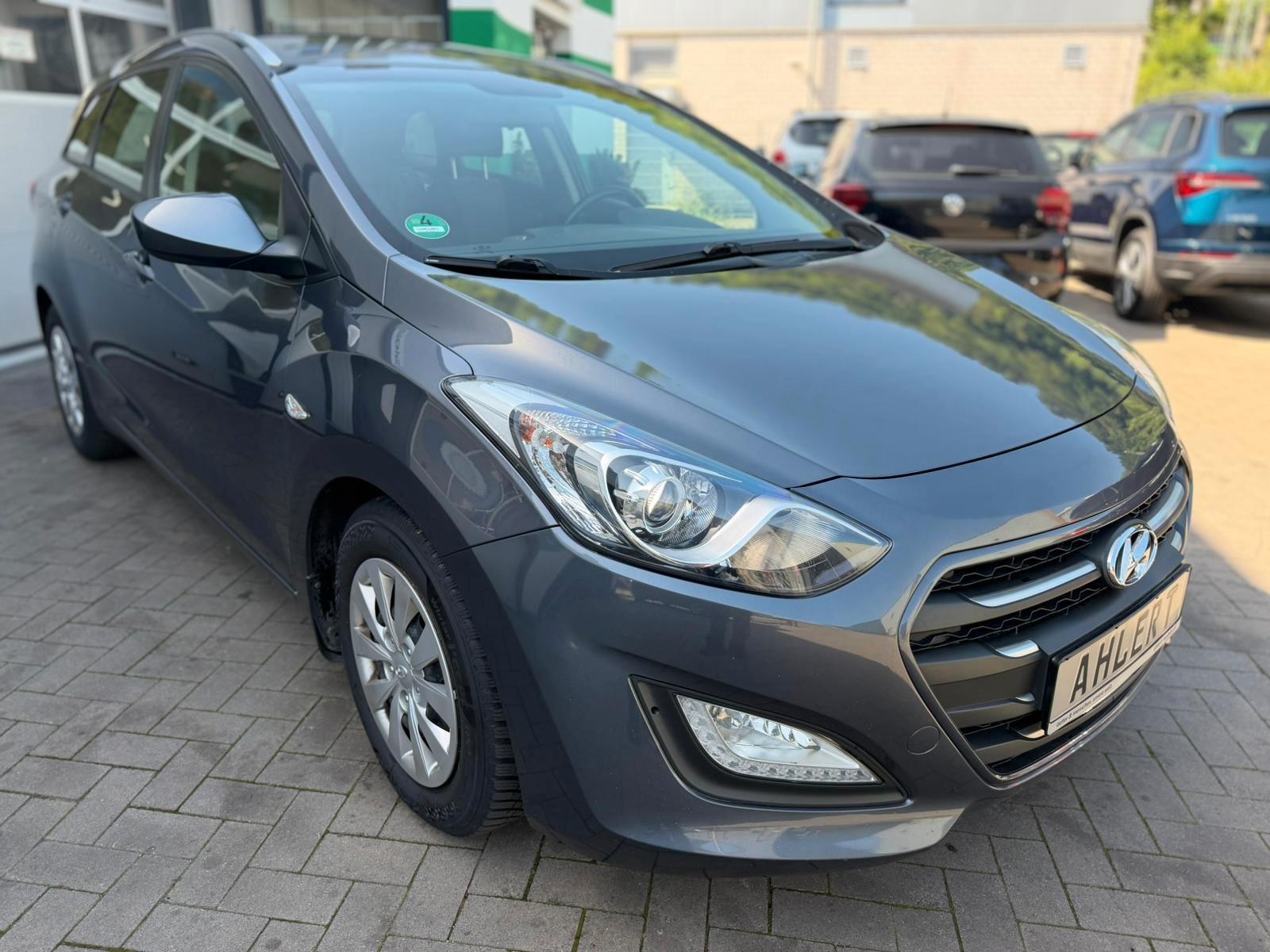 Hyundai i30 blue 1.6 CRDi 81kW Classic