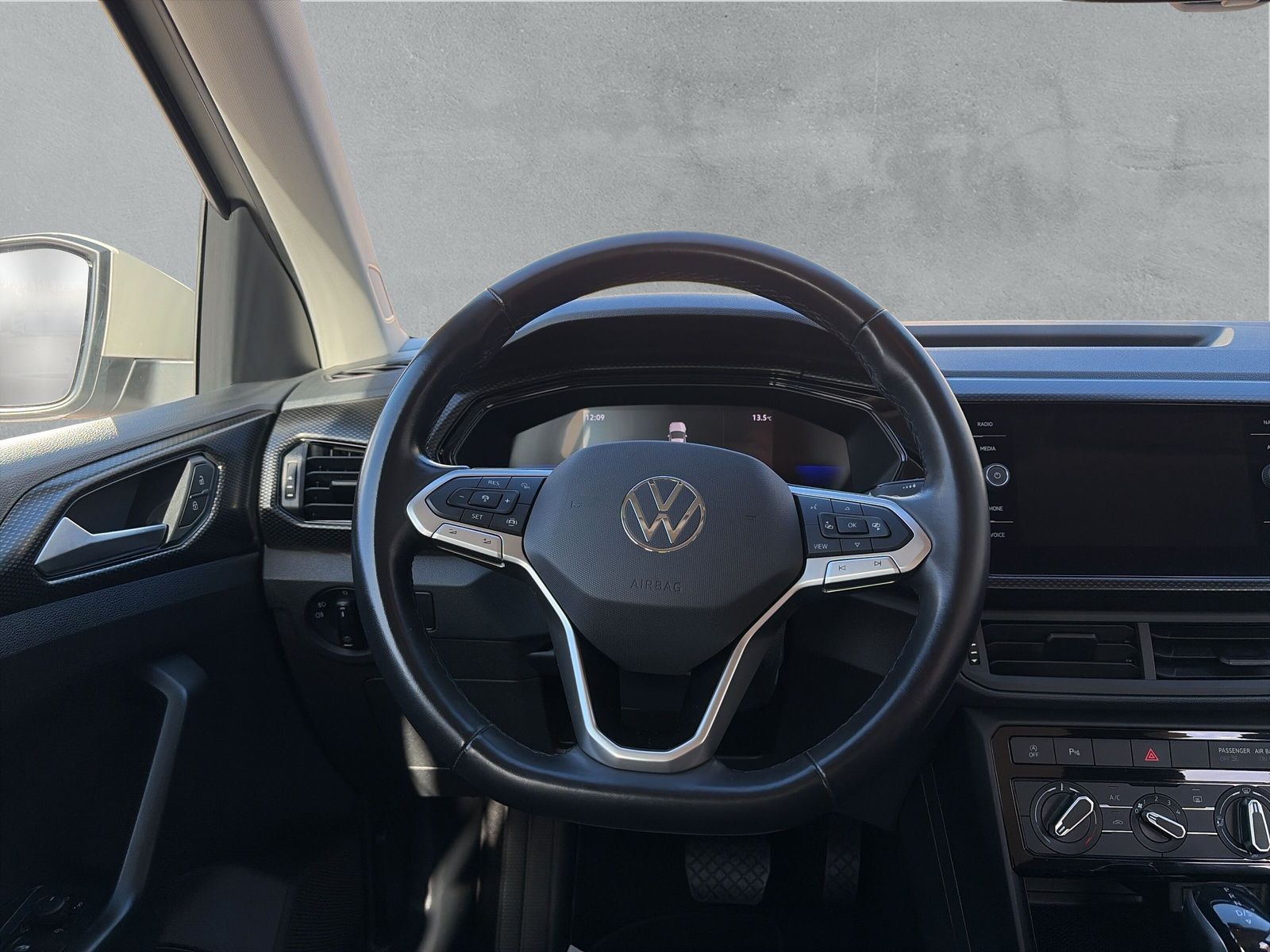 Fahrzeugabbildung Volkswagen T-Cross 1.0 TSI Life ACC AppConnect LED