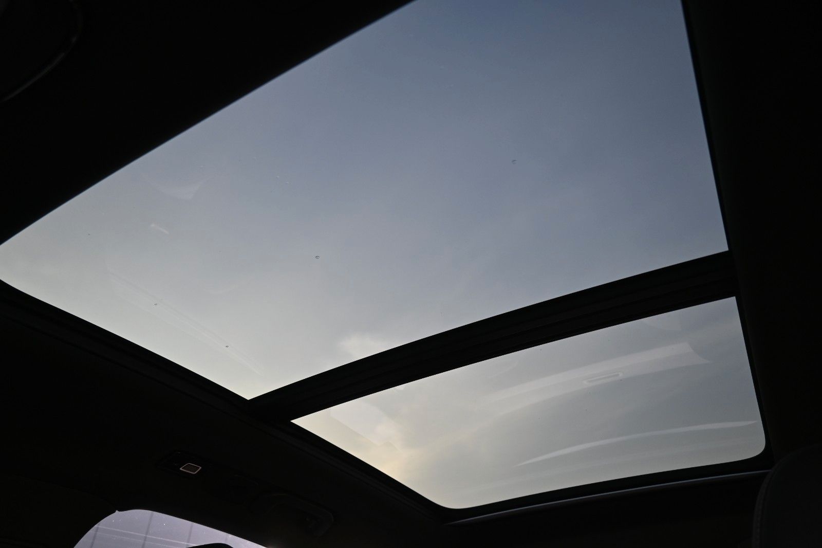 Fahrzeugabbildung Volvo XC60 T8 Ultimate Dark AWD*AHK*360°*PANO*