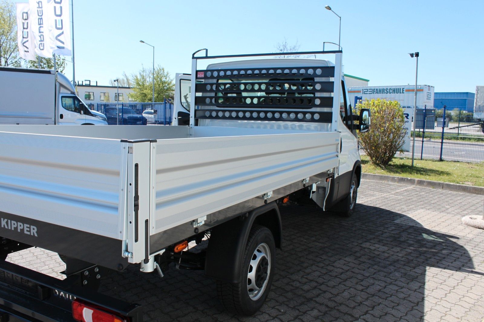 Fahrzeugabbildung Iveco Daily Kipper 3,5 Ton AHK;FS-Vorbereitung