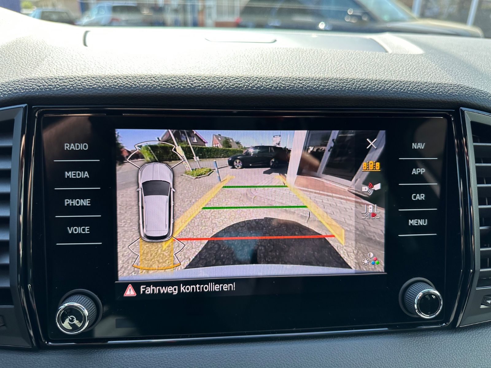 Fahrzeugabbildung SKODA Karoq 1.5 TSI Sportline DSG Pano/AHK/Navi/Matrix