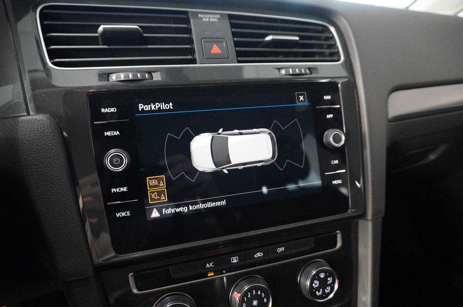 Fahrzeugabbildung Volkswagen Golf VII Lim. 2.0 TDI COMFORTL. DSG NAVI/LED/ACC