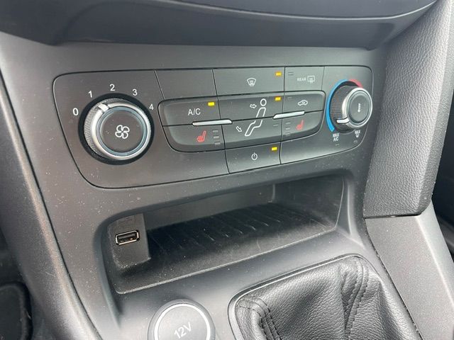 Fahrzeugabbildung Ford Focus Turnier Business Allwetter Sitzheizung
