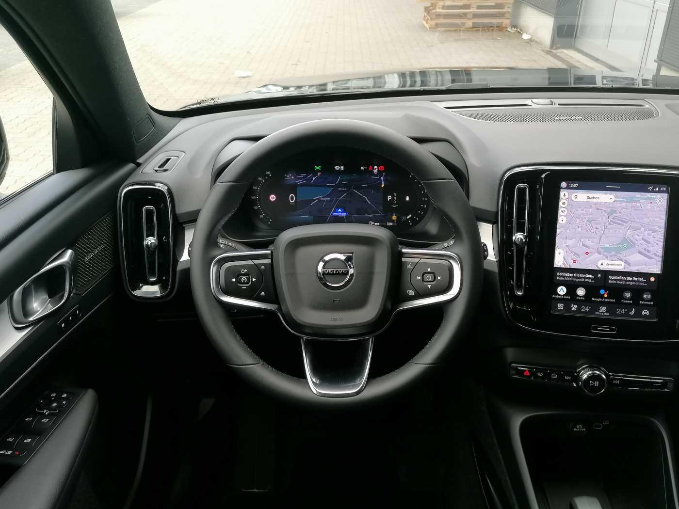 Volvo XC40 B3 2WD Plus Black Edition Pano, 360°, uvm.