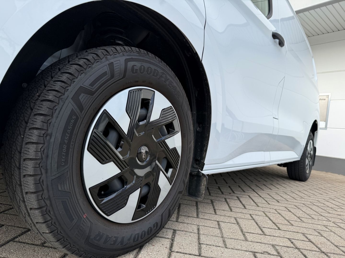 Fahrzeugabbildung Ford Transit Custom RWD E-Transit Kasten 320 L1 Trend