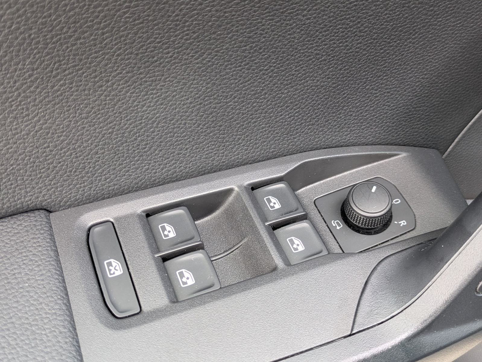 Fahrzeugabbildung SEAT Arona 1.0 TSI FR DSG AHK*ACC*LED*APP*DAB*KAMERA