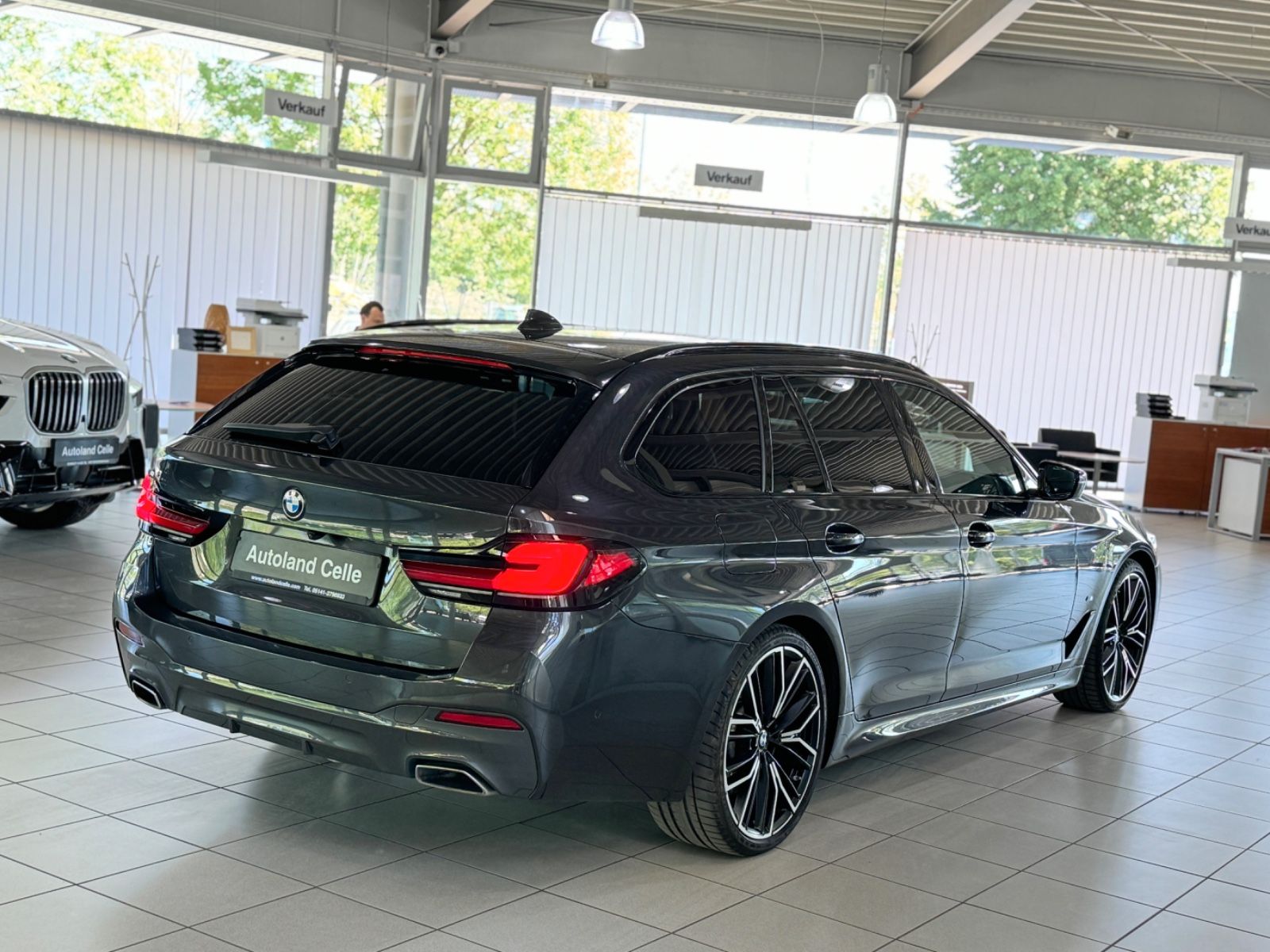 Fahrzeugabbildung BMW 530d xD M Sport Panorama Kamera HUD DAB H/K AHK