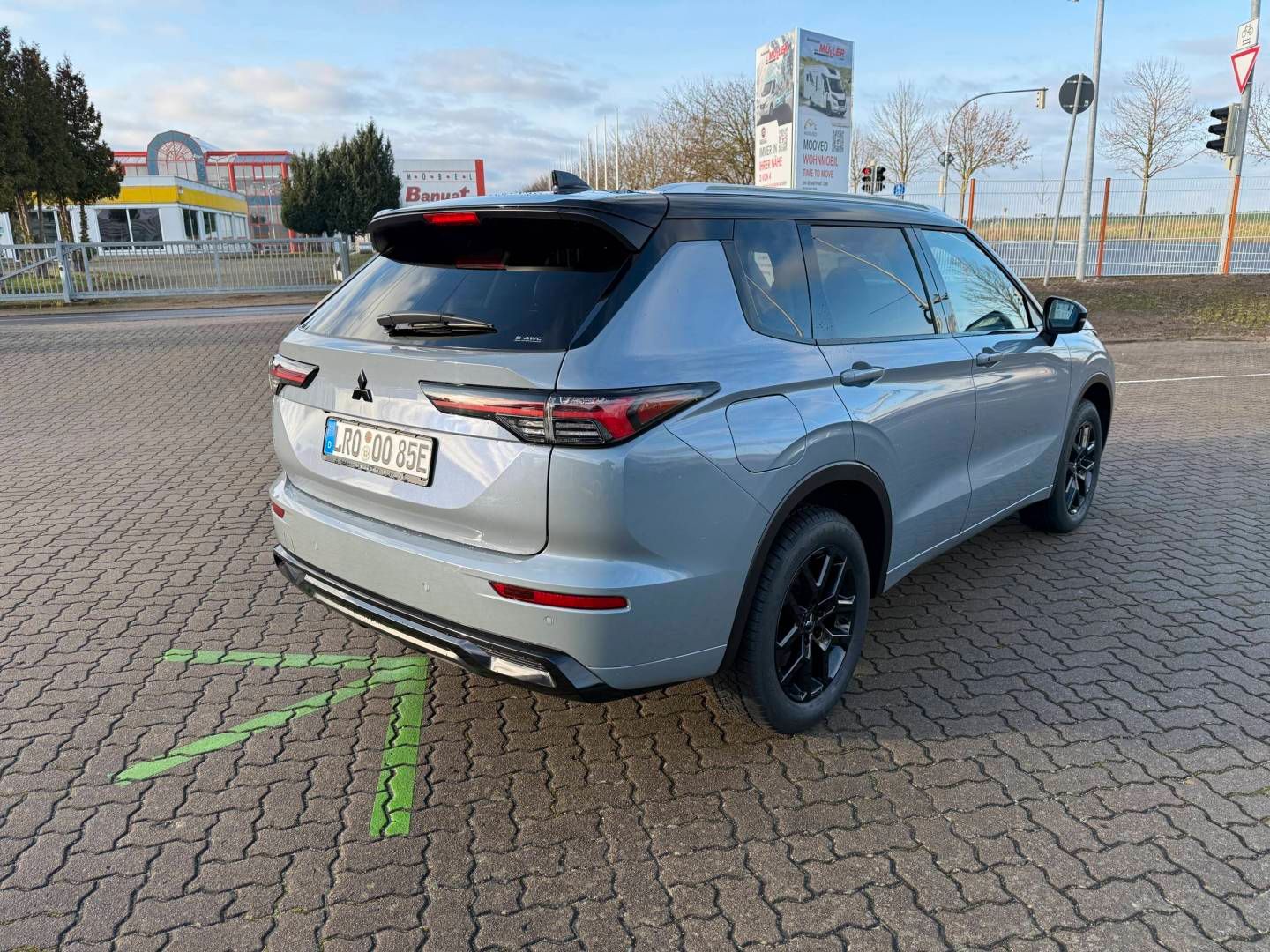 Fahrzeugabbildung Mitsubishi Outlander Plug-in TOP- Black Line