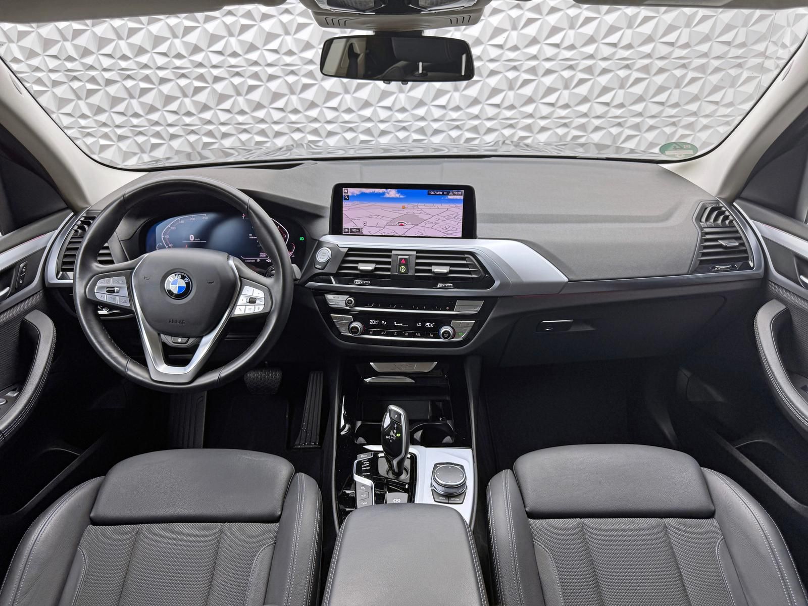 Fahrzeugabbildung BMW xDRIVE20i/ADVANTAGE/ACC/LED/LIVECP/HUD/KEYL/360°