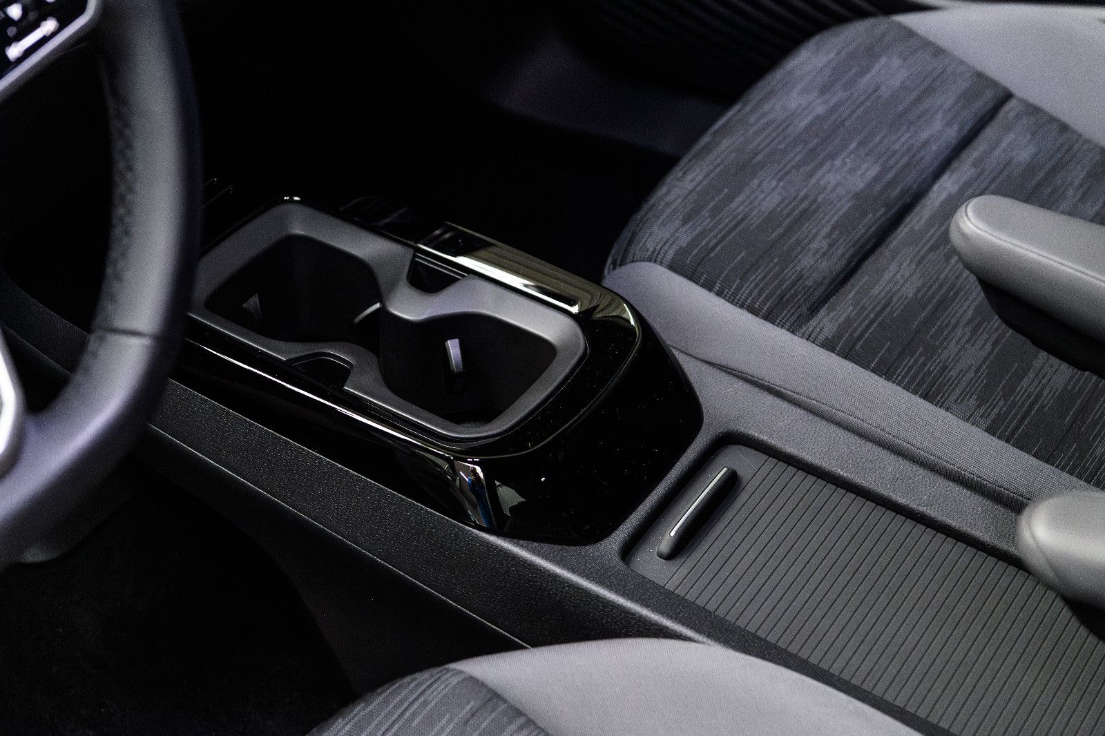 Fahrzeugabbildung Volkswagen ID.4 Pro IQ-LED+AHK+NAV+HUD+WÄRMEPUMPE+H&K+ACC