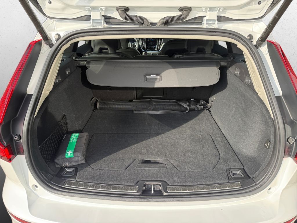 VOLVO V60 B4 B DKG Plus Dark 360° HUD AHK semi elektr. VOLVO V60 B4 B DKG Plus Dark 360° HUD AHK semi elektr.