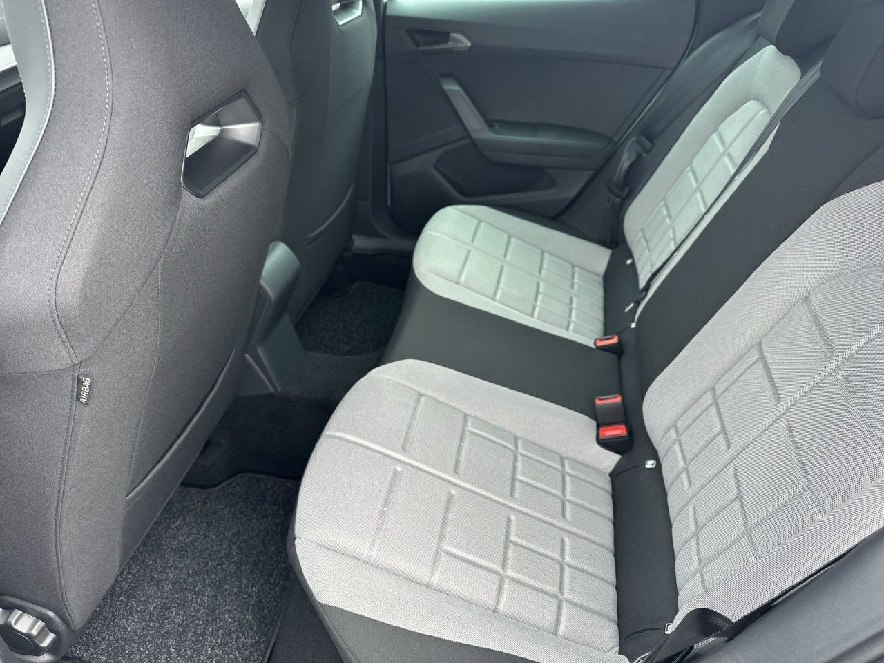 Fahrzeugabbildung SEAT Ibiza FR 1.0 TSI 85 kW - mit KI generiert/bearbeitet