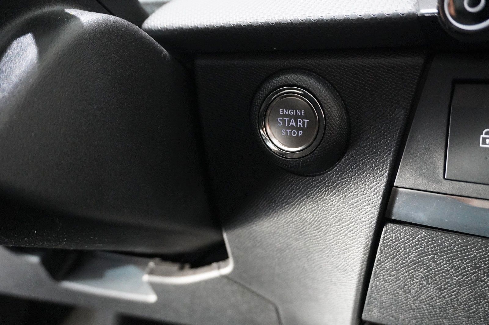 Fahrzeugabbildung Opel Astra L Lim. 1.6 HYBRID ELEGANCE NAVI/LED/KAMERA
