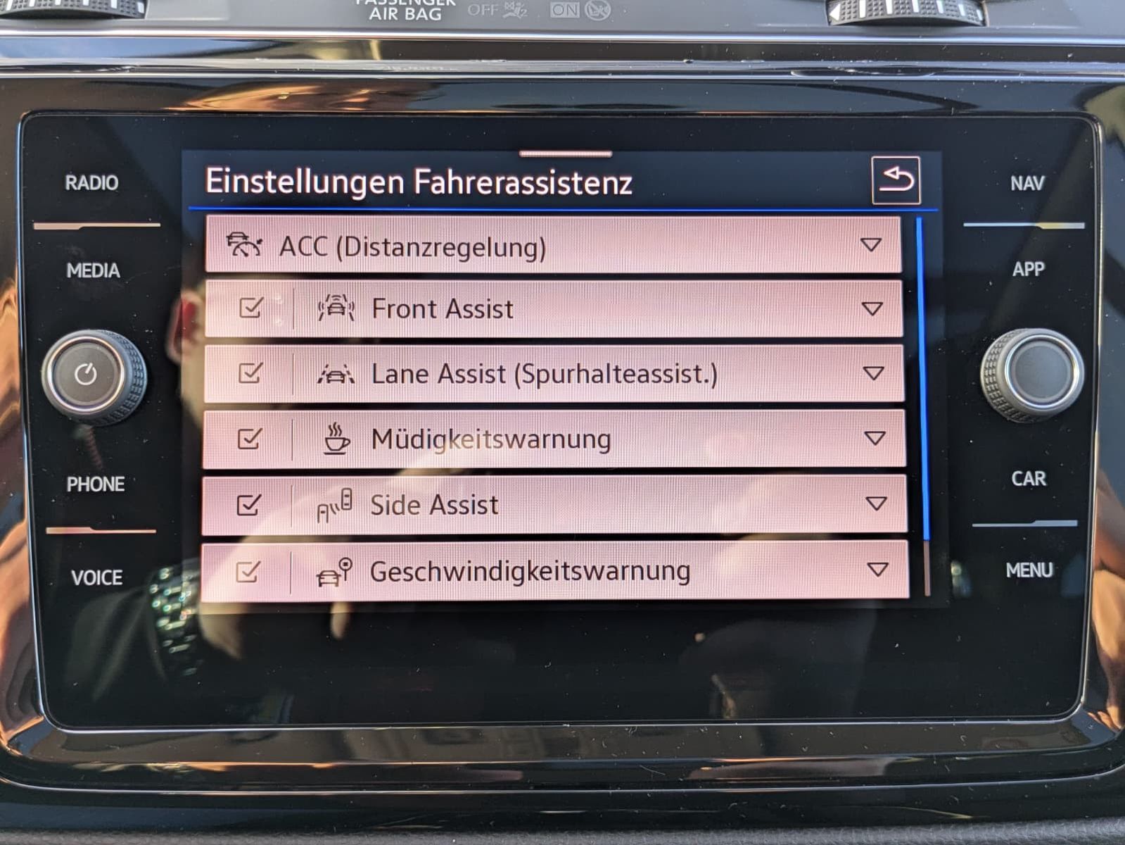 Fahrzeugabbildung Volkswagen Touran 2.0 DSG R-Line High. Pano 7-Si IQ.Dri AHK