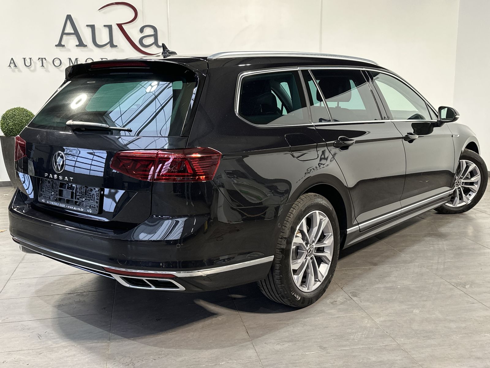 Fahrzeugabbildung Volkswagen Passat Variant 2.0 TSI DSG R-Line NAV+LED+AHK+VC