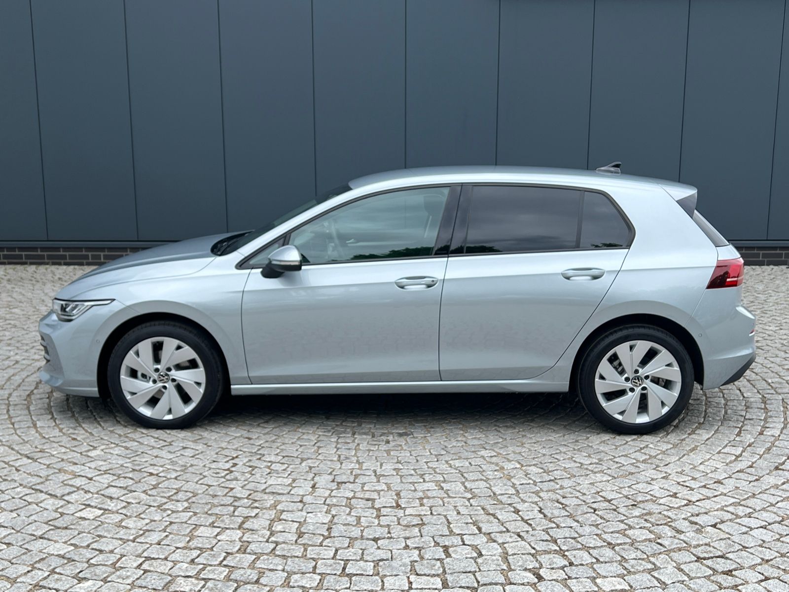 Fahrzeugabbildung Volkswagen Golf VIII Life 1.5 eTSI DSG *LED, ACC, Kamera, 1