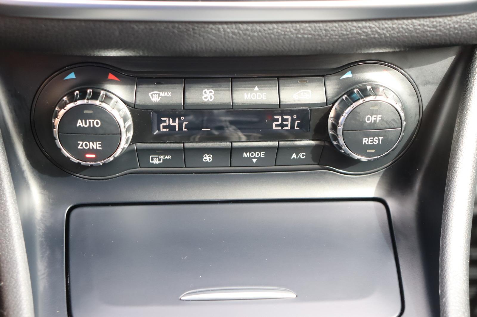 Mercedes-Benz GLA 200 Score * Bi- Xenon * Navi * SHZ *