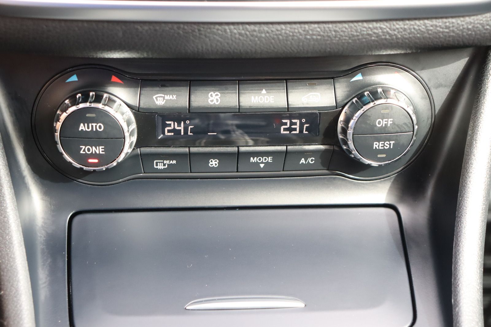 Fahrzeugabbildung Mercedes-Benz GLA 200 Score * Bi- Xenon * Navi * SHZ *