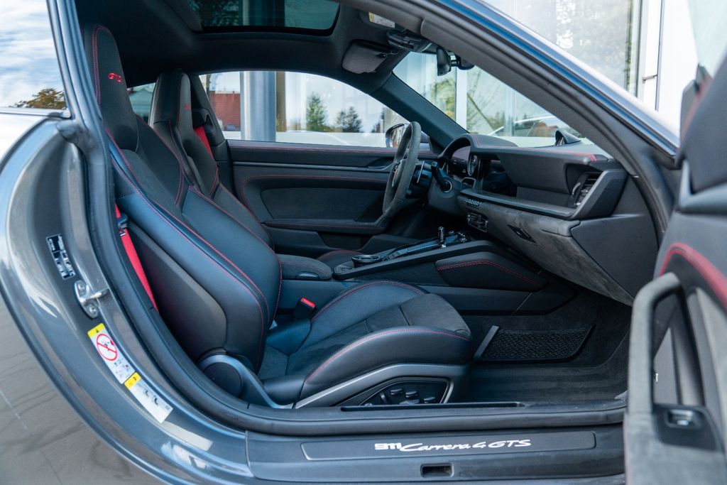 Porsche 992 Carrera 4 GTS/ MATRIX/ 18-WEGE/ LIFT/ BOSE Porsche 992 Carrera 4 GTS/ MATRIX/ 18-WEGE/ LIFT/ BOSE