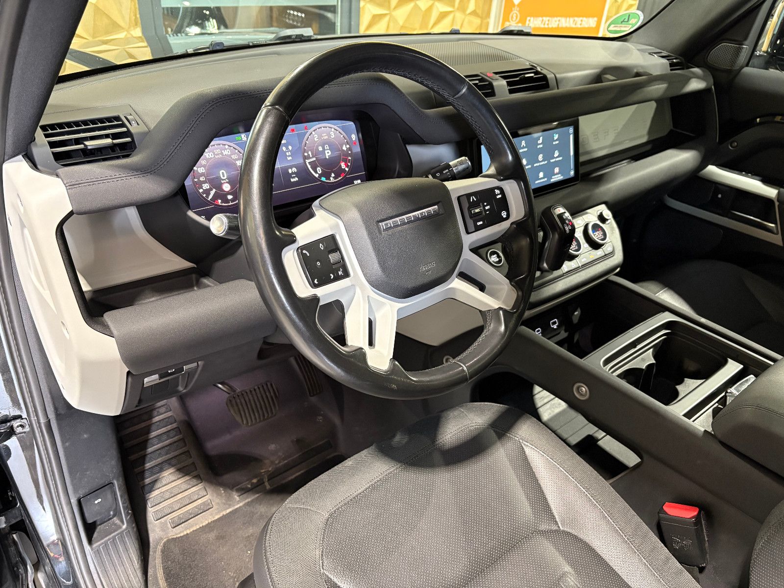 Fahrzeugabbildung Land Rover Defender 110 SE/MEMORY/PANO/360°/APPLE/SHZ/NAVI/