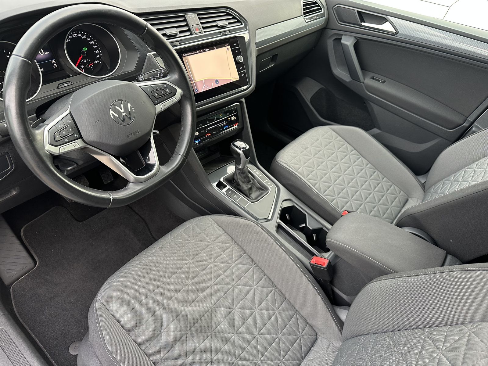 Fahrzeugabbildung Volkswagen Tiguan 2.0 TDI DSG Life NAV+LED+AHK+PANO+17ZO+PP