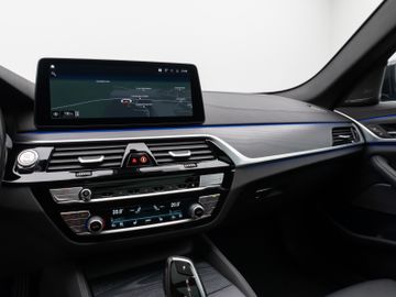 Fahrzeugabbildung BMW 530d Tour Luxury Line AHK Pano H/K Kamera DAB