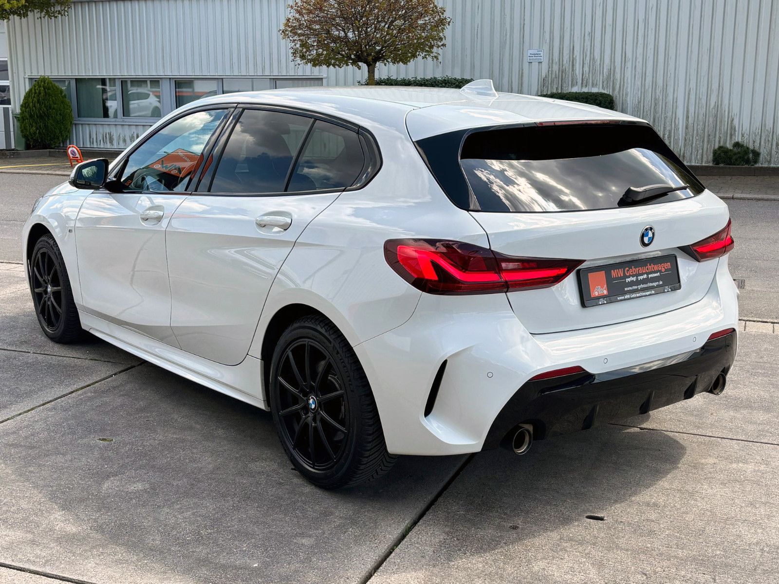 Fahrzeugabbildung BMW 120i M-Sport Steptronic LED TEMP PDC SHZ NAV BT
