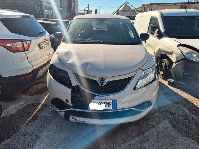 Lancia Ypsilon 0.9 TwinAir 85 CV 5 porte Metano 