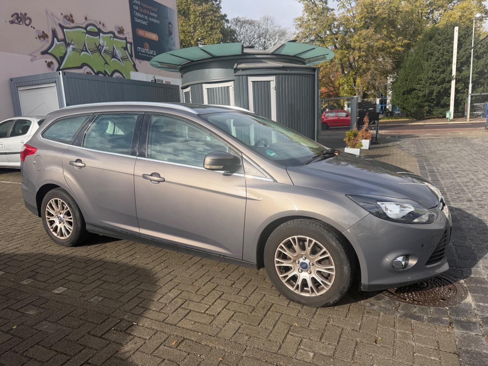 Ford Focus 2011 — rear view
