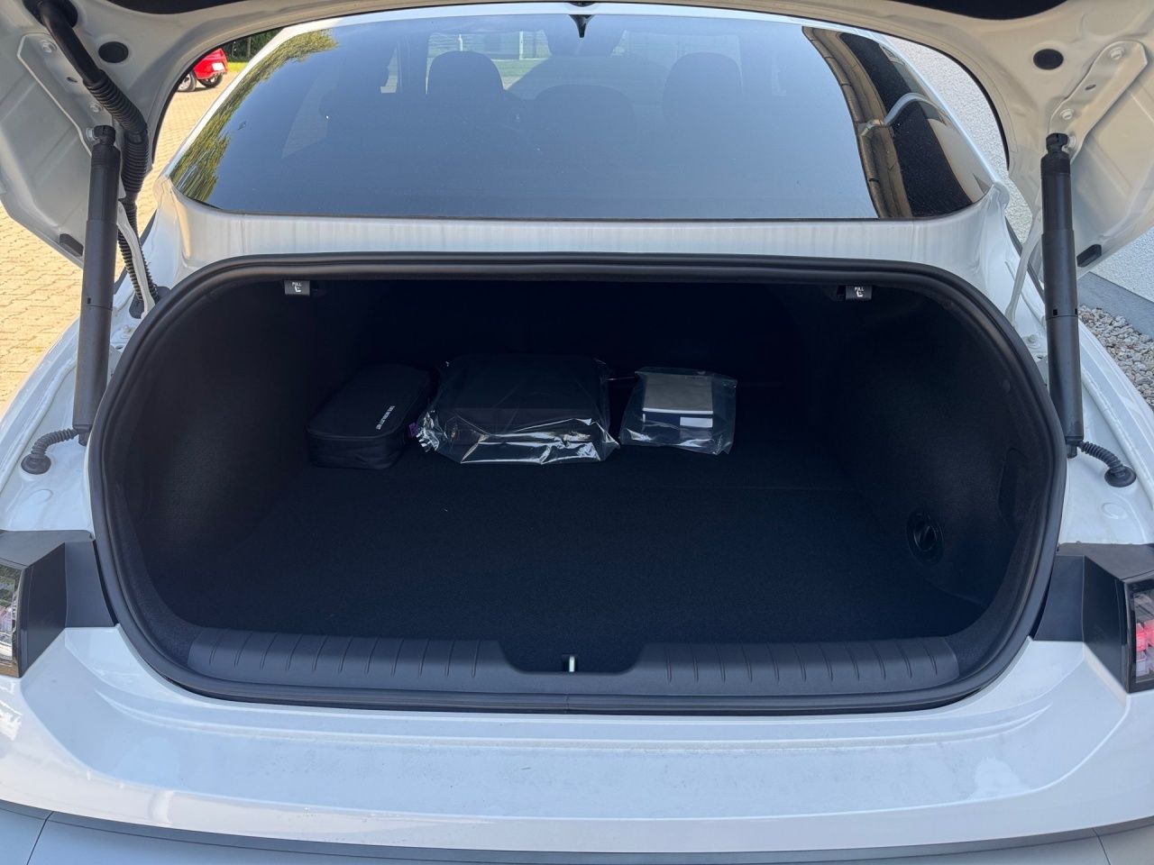 Fahrzeugabbildung Hyundai IONIQ 6 Uniq / Uniq-Paket Elektro 77,4 kWh 360