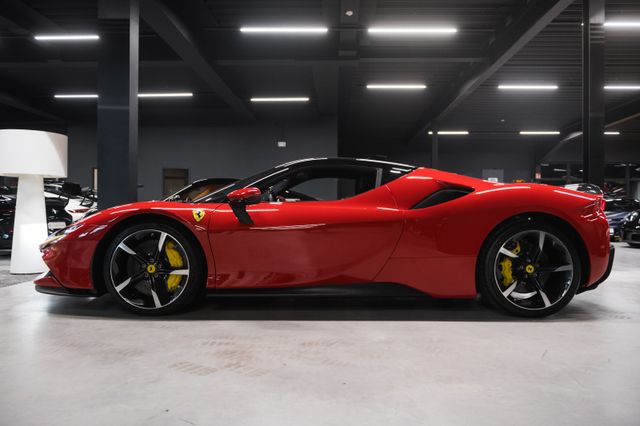 Ferrari SF90 Assetto Fiorano-Carbonsitze-LED-Lenkr.