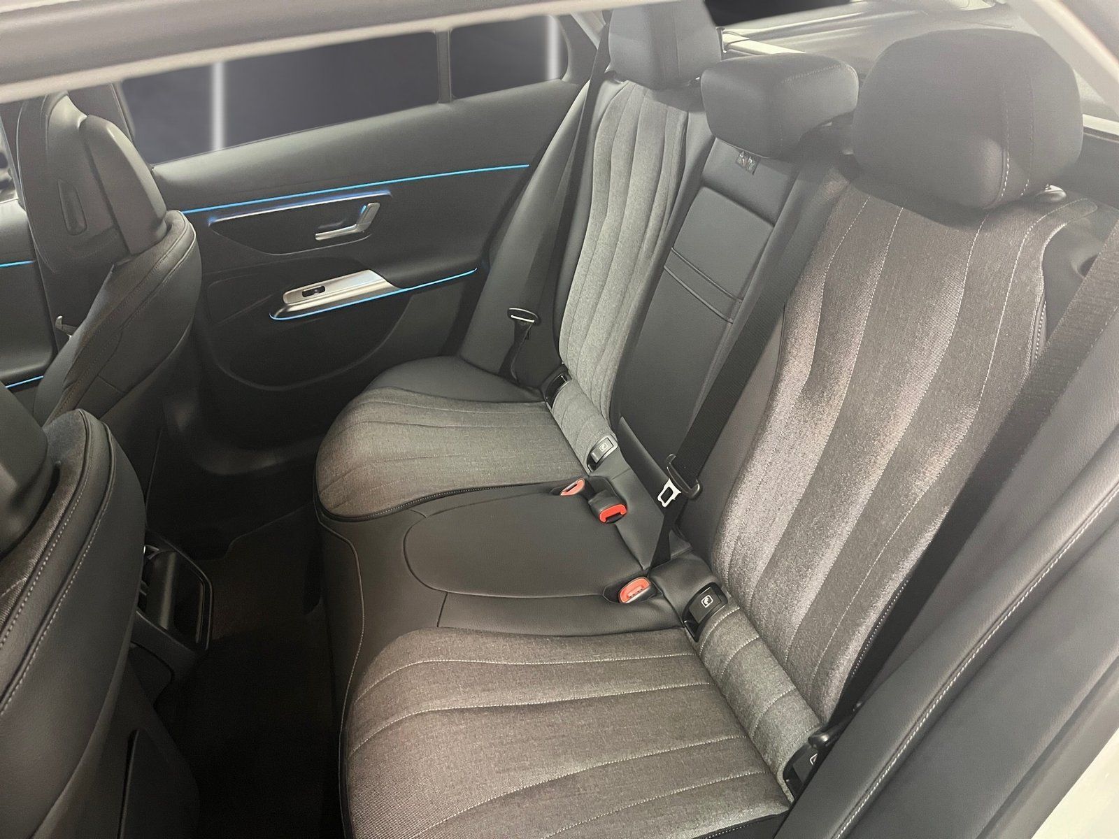 Fahrzeugabbildung Mercedes-Benz E 220 T d Avantgarde*AHK*Totwinkel*Kamera*LED*